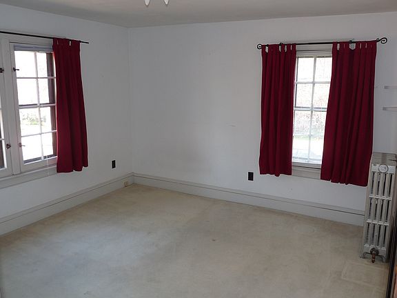 bedrm w/curtains, new carpet