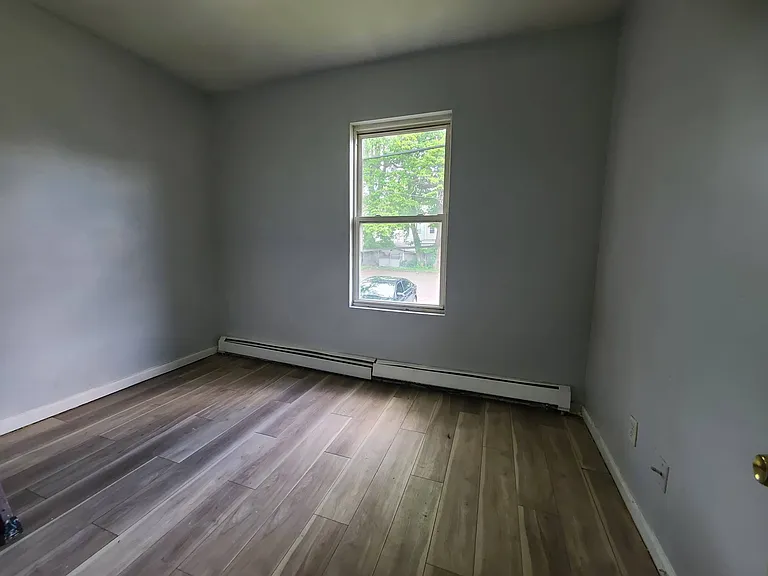 90 Chadwick Ave — Photo 4