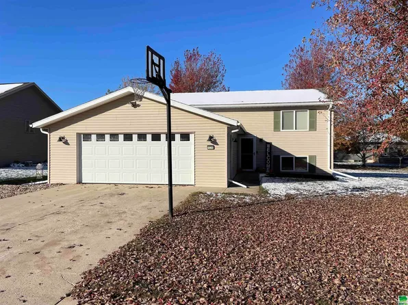 1530 S 10th Ave, Sheldon, IA 51201