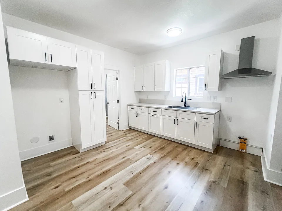 1322 E 43rd Pl