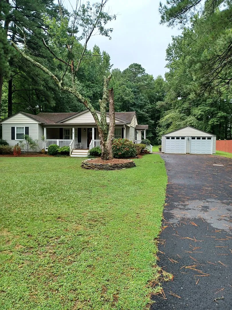Beautiful home on large lot in Western Branch — Photo 2