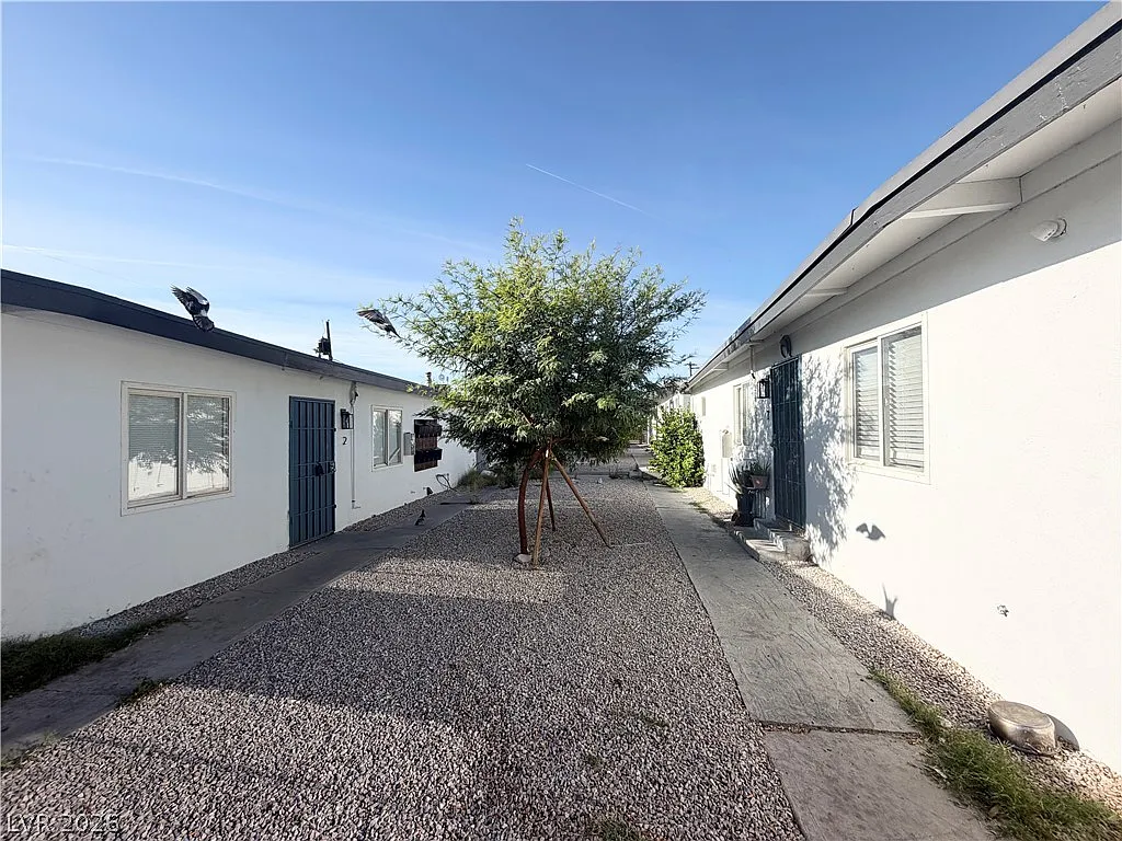 3 bed, 1.0 bath, 1120 sqft, $1,590 — Photo 2