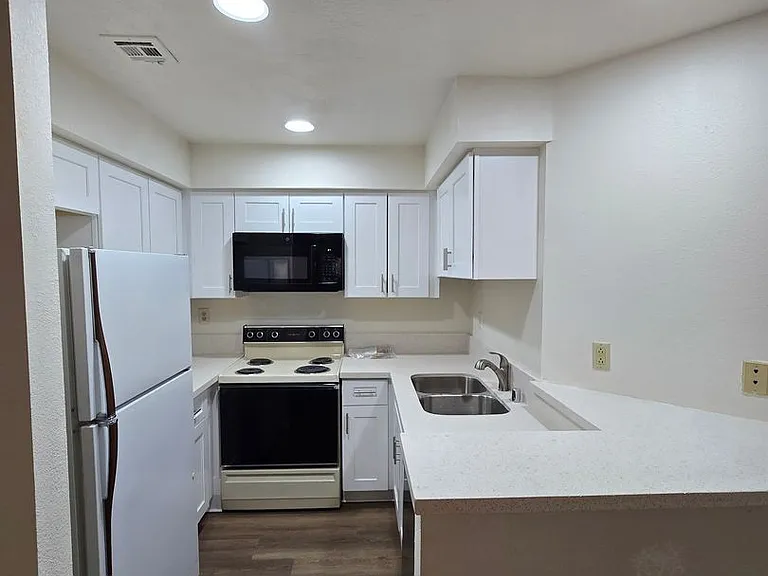 2180 Pinetop Ln #106 — Photo 8