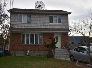37 Vine St, Lynbrook, NY 11563