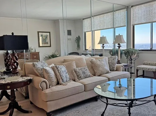 269-10 Grand Central Pkwy #31P, Floral Park, NY 11005