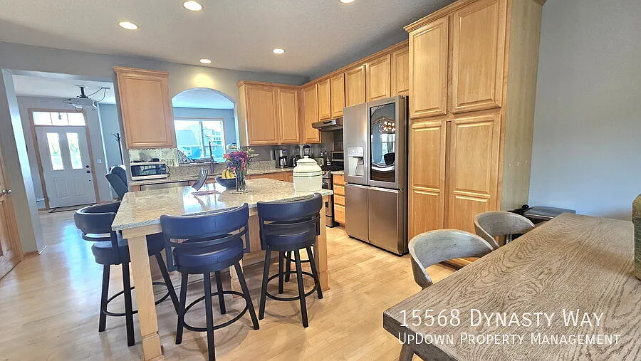 "Spacious 4-Bedroom Townhouse Retreat in Apple Valley - Modern Living with Ample Space!" — Photo 3