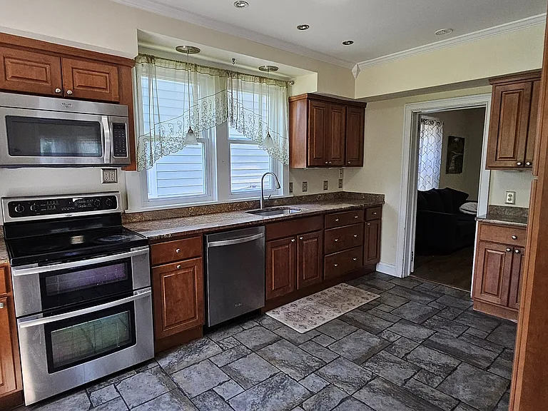 16 Sanford Ave — Photo 2