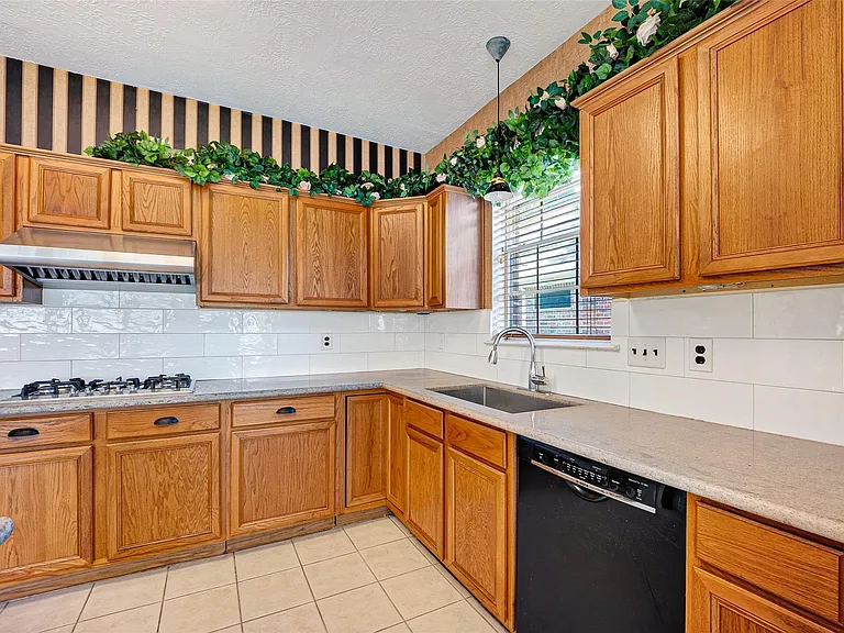 2411 Charter Oaks Ct — Photo 10