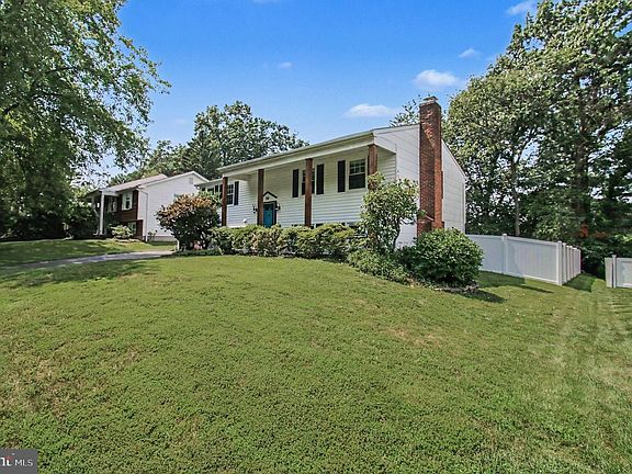 3rd image of 510 Newberry Ct