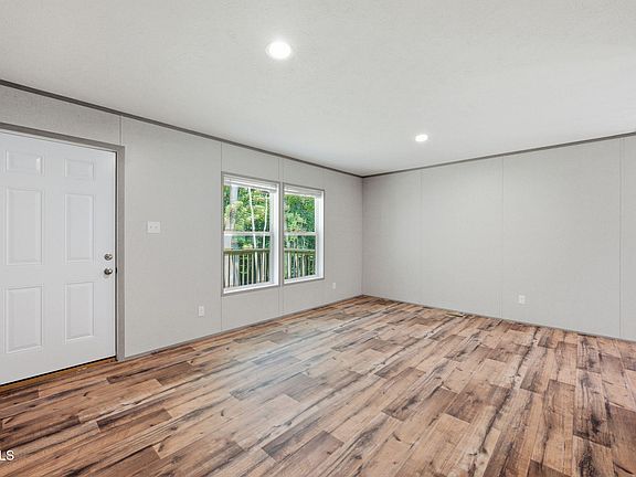 5th image of 445 Bay Hill Dr