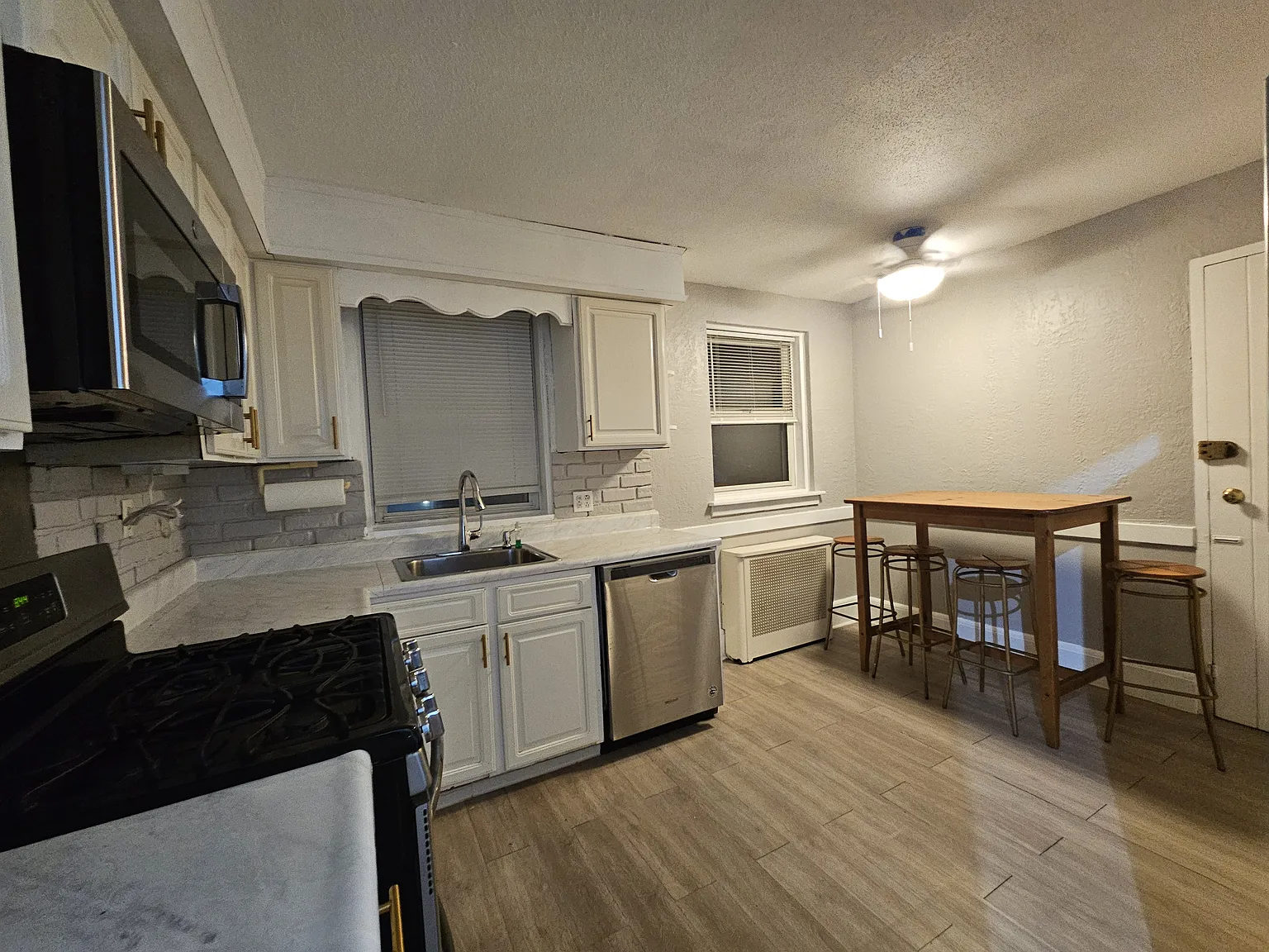 2 bed, 730 sqft, $2,500 — Photo 2