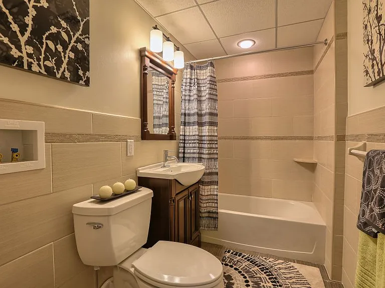Executive House Apartments — Photo 7