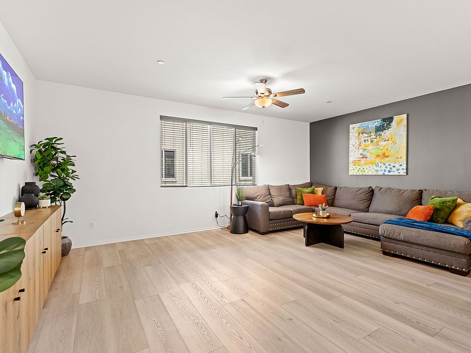 A charming and cozy living room that will make your stay unforgettable. You will be able to rest here and watch TV in comfort.