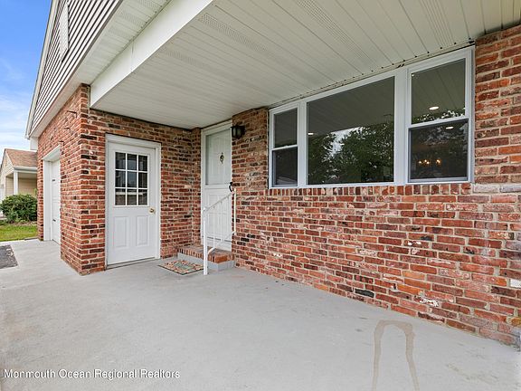 4th image of 75 Prince Charles Dr