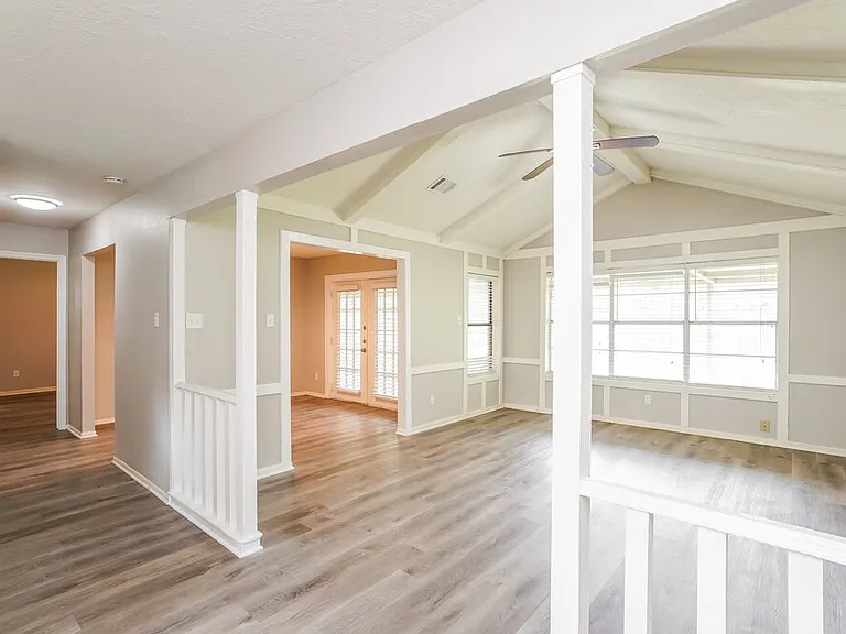 332 Coventry Ln — Photo 4