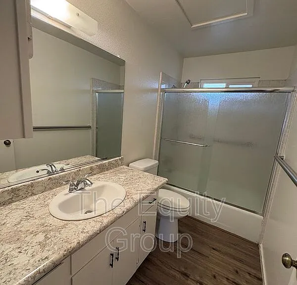 700 E Tulare Ave — Photo 12