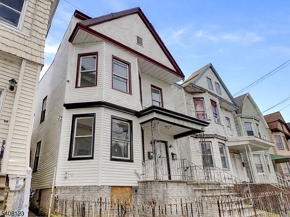2nd image of 221 Bayview Ave
