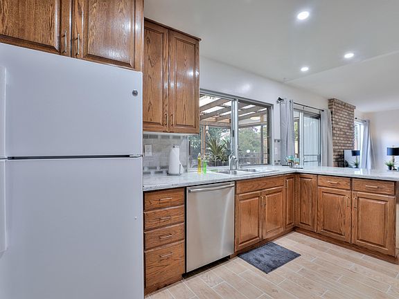 4th image of 681 Starbush Dr
