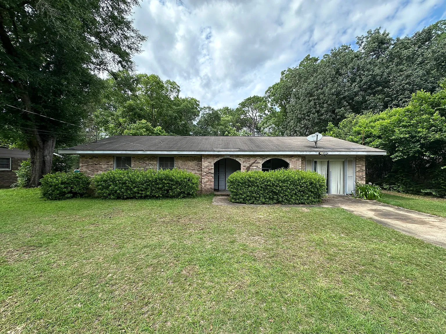 3 bed, 1.5 bath, 1465 sqft, $1,000 — Photo 1