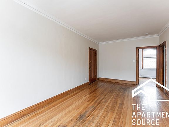 4th image of 4824-30 W Addison St #2S