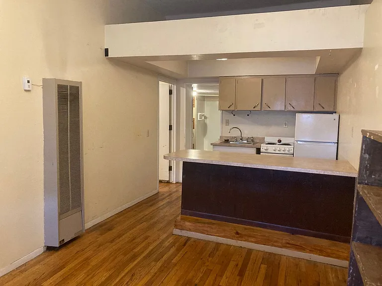 646 E 2nd St — Photo 2