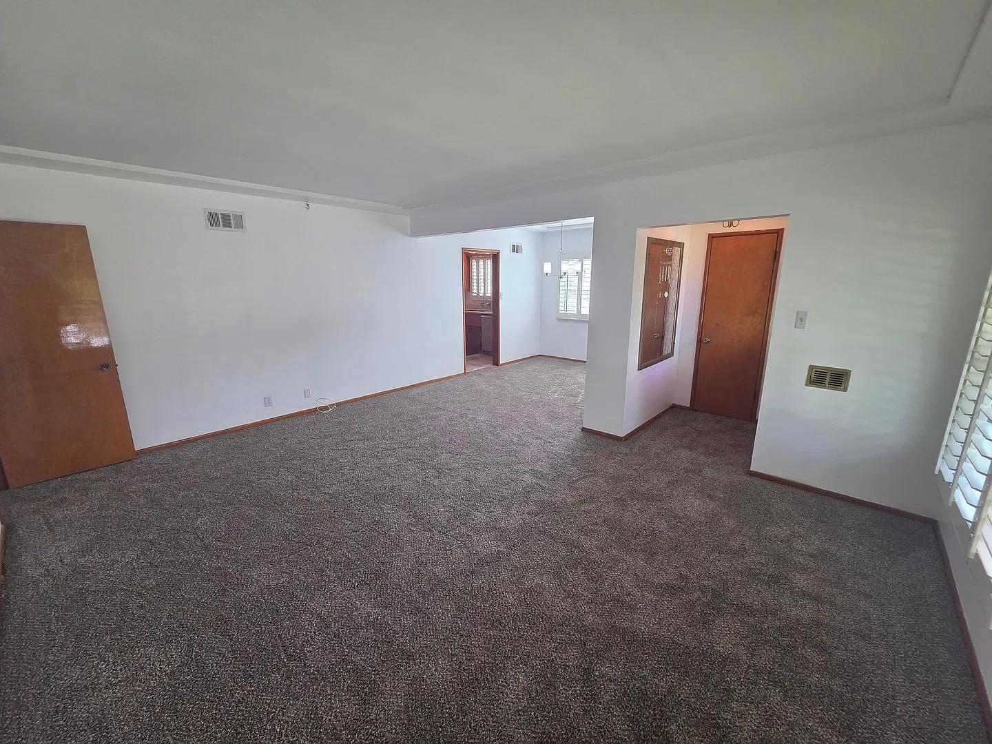 Excellent 3 Bed, 2 Bath Corner Lot Home! — Photo 2