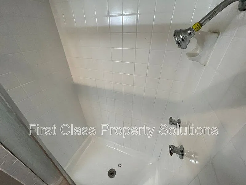 3 bed, 2.0 bath, 1450 sqft, $1,075 — Photo 3