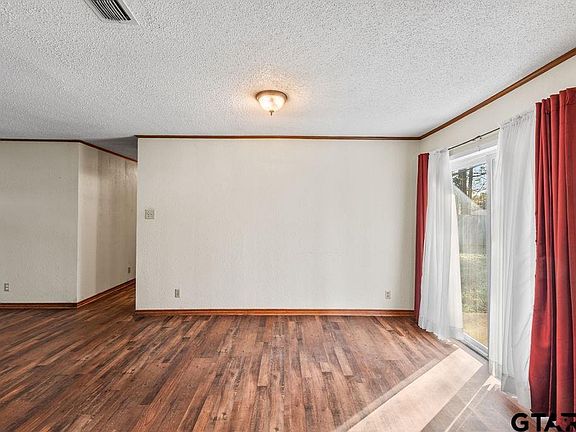 5th image of 209 Beach St
