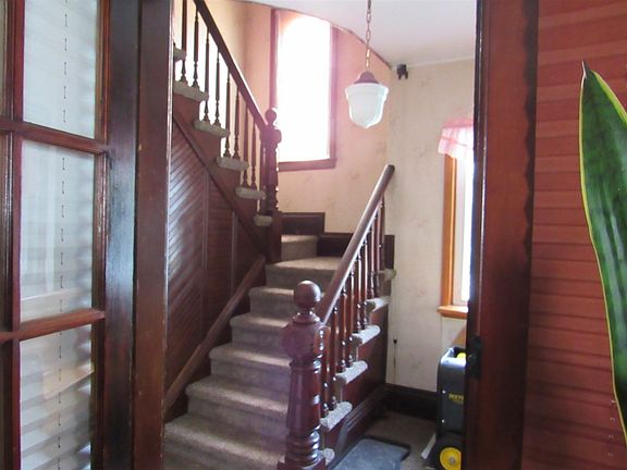 3rd image of 611 Elizabeth St