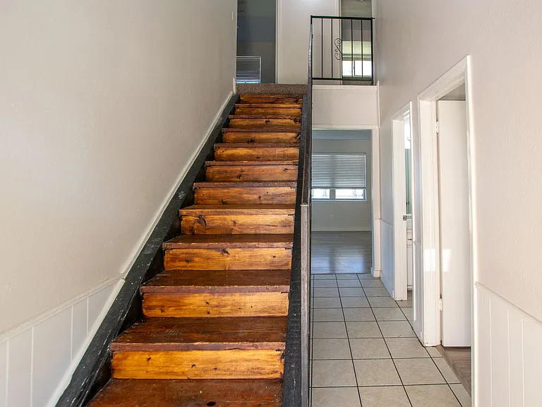 224 S Bouziden Dr — Photo 3