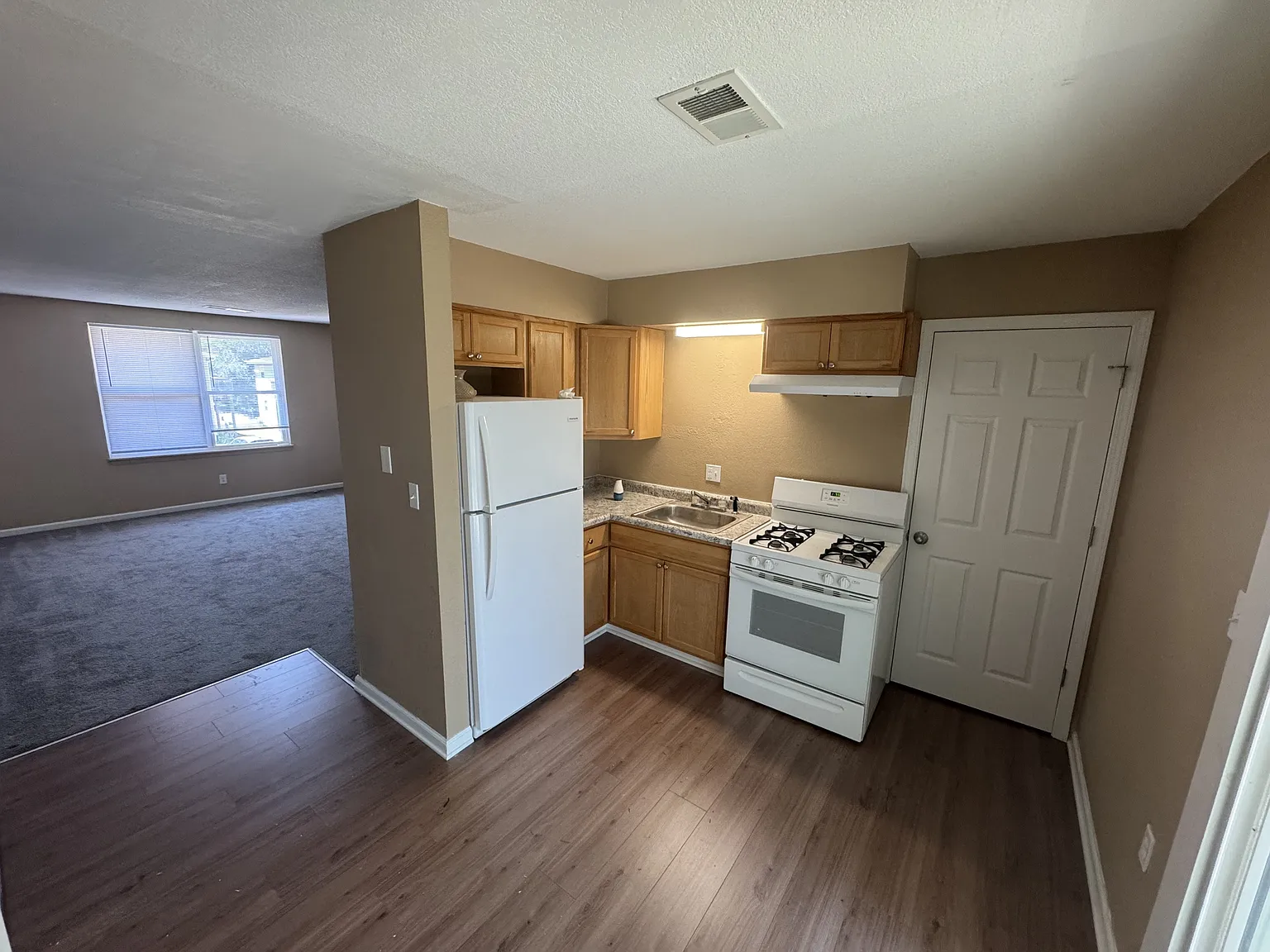 Castlewood Apartments - 10 — Photo 3