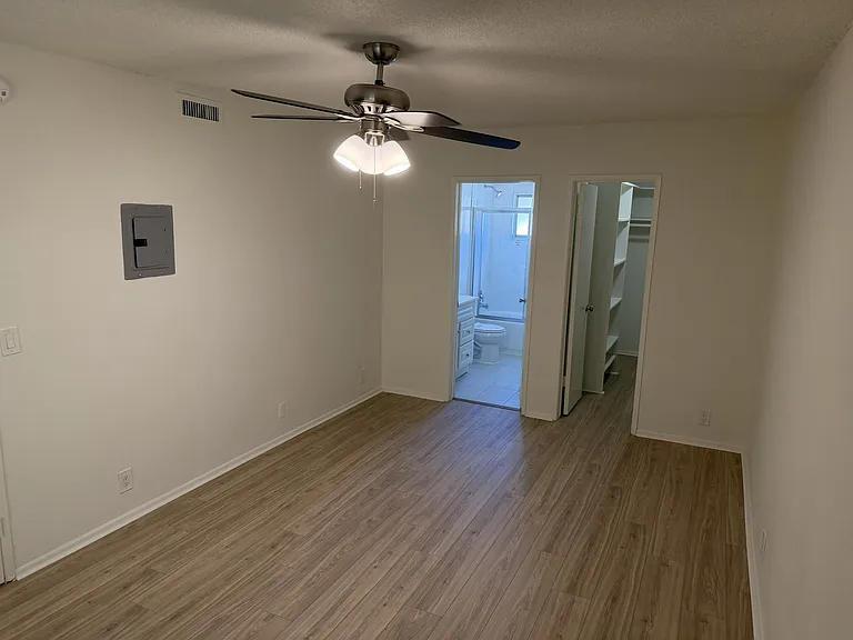 4310 Ventura Cyn Ave — Photo 24