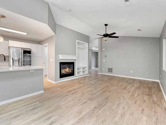4th image of 620 Elizabeth St Cir