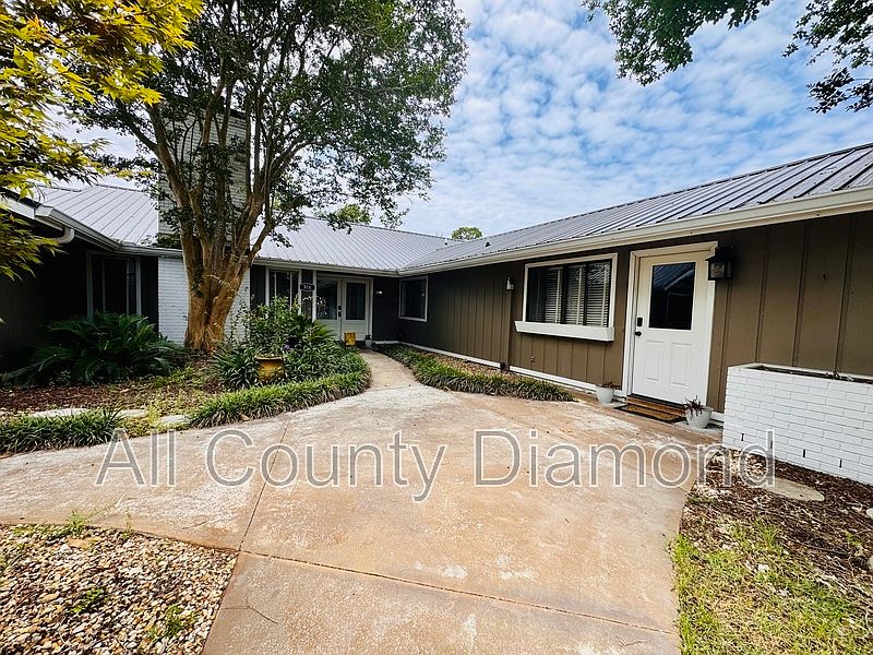 1st image of 916 Cobia Dr