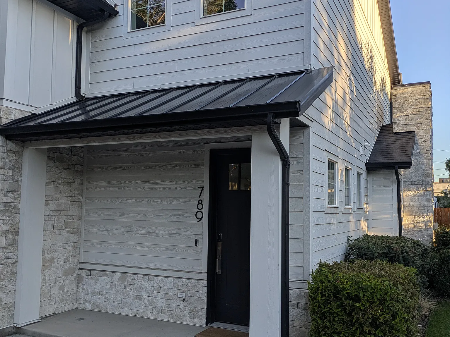 4 bed, 2.5 bath, 2017 sqft, $4,200 — Photo 2