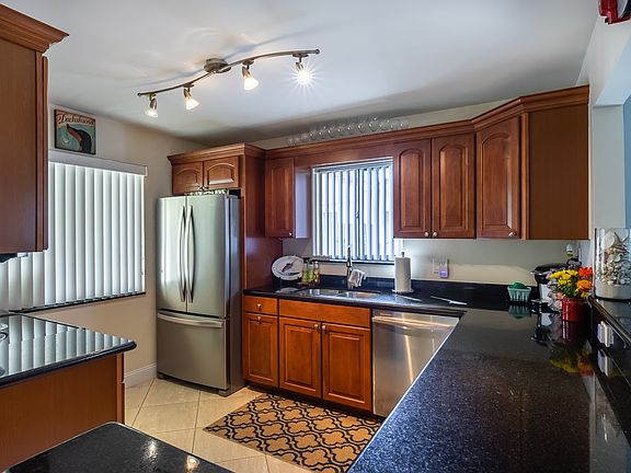 5th image of 16225 Laurel Dr #18