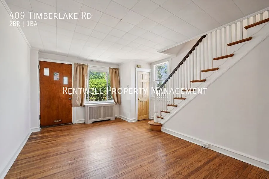 Renovated 2-Bedroom End-Unit Home with Deck & Parking — Photo 2