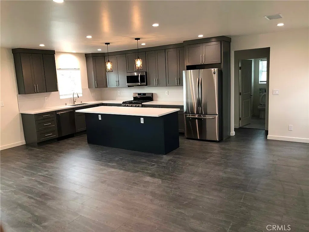 1 bed, 930 sqft, $2,500 — Photo 2