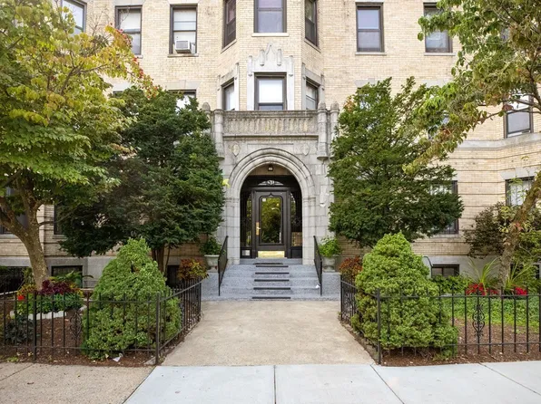 51 Park Dr APT 5, Boston, MA 02215