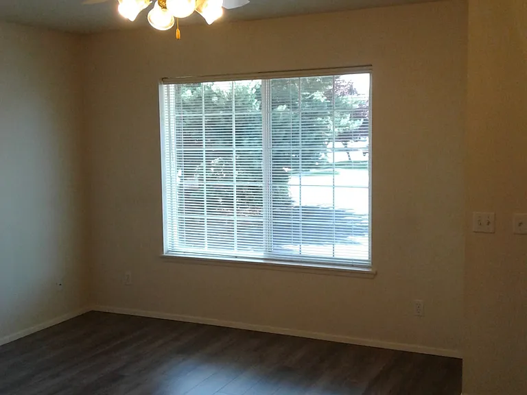 737 NE Savannah Dr #4 — Photo 12