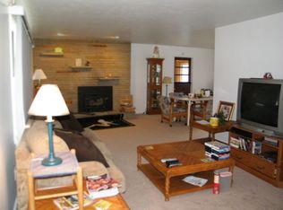 99 Lakeview Ln, Chagrin Falls, OH 44022