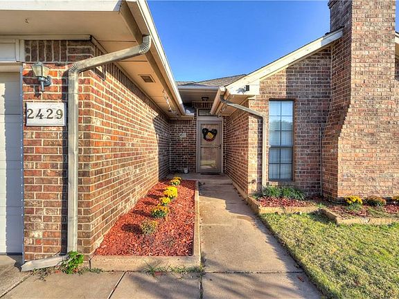 2nd image of 2429 Glen Oaks Dr