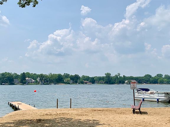 4th image of 12 Crystal Lake Ave