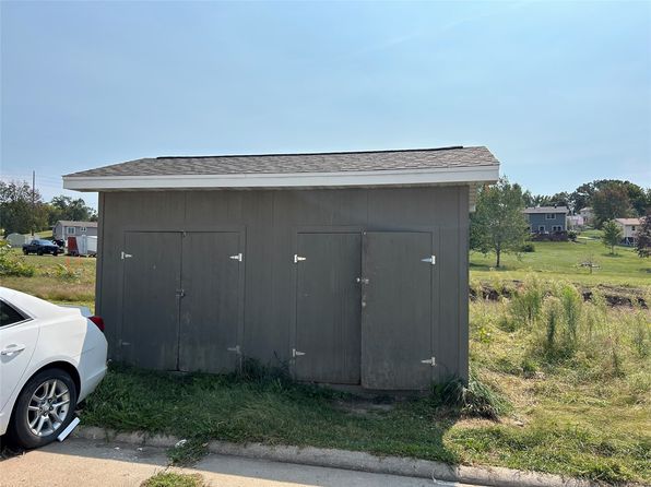 4665 E Oakwood Dr, Pleasant Hill, IA 50327