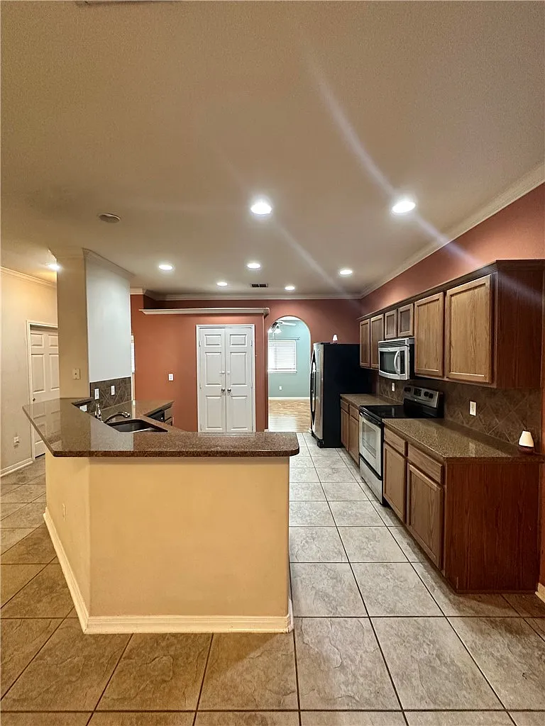 4 bed, 2.0 bath, 1821 sqft, $2,250 — Photo 4