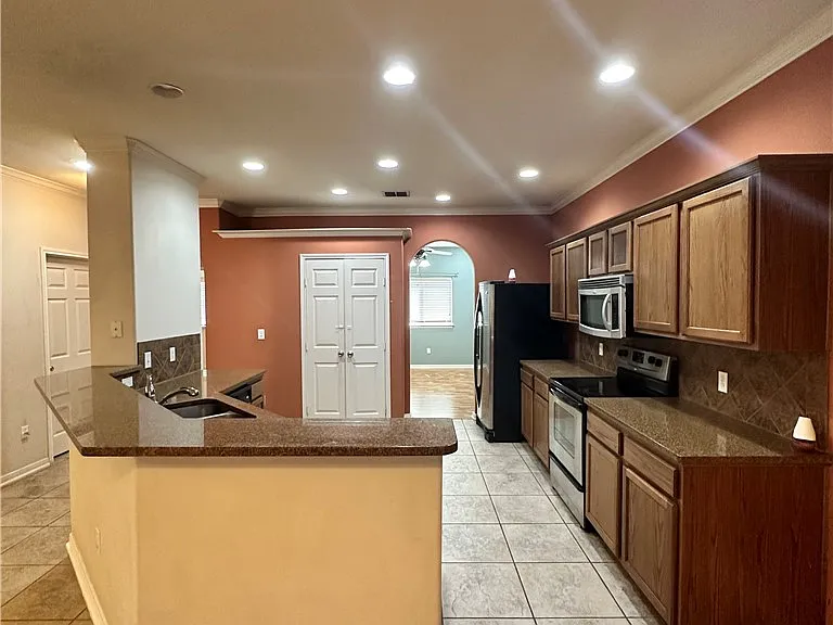 2545 Las Brisas St — Photo 4
