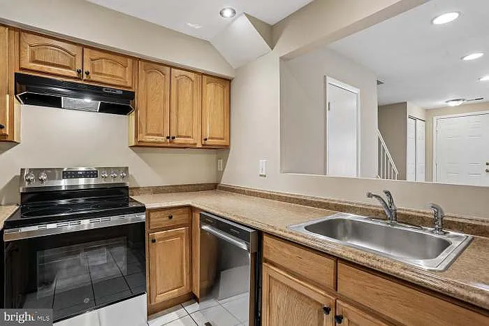 3 bed, 1333 sqft, $3,100 — Photo 2
