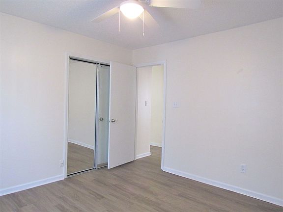 3rd image of 108 Live Oak Ct