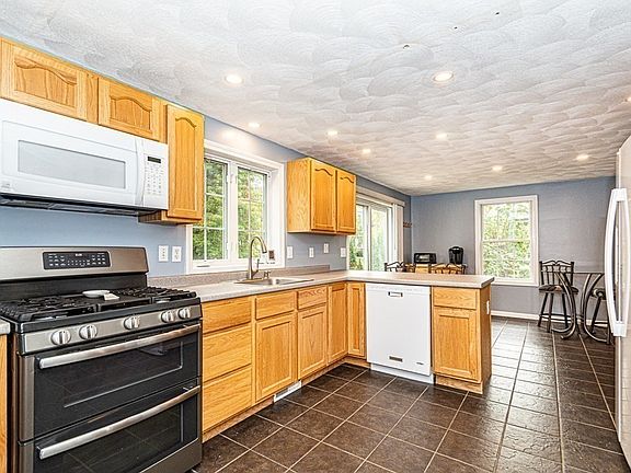 4th image of 57 Billerica Ave