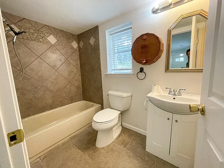 668 Creekside Dr — Photo 9